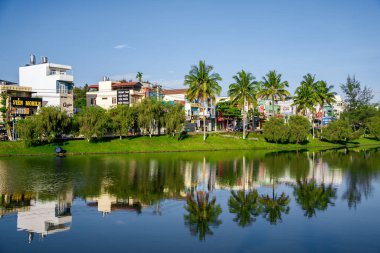 Bao Loc, Vietnam - 01 Mayıs 2023: Küçük Dong Nai Gölü 'nün sabah manzarası - Bao Loc şehrinin merkezi gölü, Lam Dong, Vietnam. Büyük bir televizyon kulesinin yanında güzel duruyor..