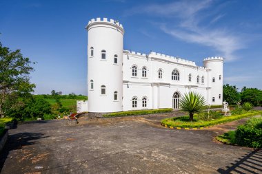 Bao Loc, Vietnam - 01 Mayıs 2023: Bao Loc, Vietnam 'da eski kale tarzıyla inşa edilmiş beyaz villa. Popüler bir turizm merkezi