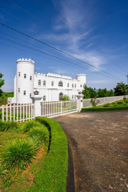 Bao Loc, Vietnam - 01 Mayıs 2023: Bao Loc, Vietnam 'da eski kale tarzıyla inşa edilmiş beyaz villa. Popüler bir turizm merkezi