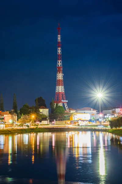 バオロック ベトナム 5月2023 小さなドンナイ湖の夜景 バオロック市 ラムドン省 ベトナムの中央湖 大きなテレビ塔の横にいいですね — ストック写真