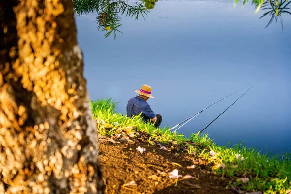 Yaşlı Adam Sabah Göl Kenarında Balık Tutuyor — Stok fotoğraf
