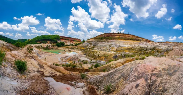 Εγκαταλελειμμένο Ορυχείο Μεταλλεύματος Γαλαζοπράσινα Νερά Στο Bao Loc Επαρχία Lam — Φωτογραφία Αρχείου