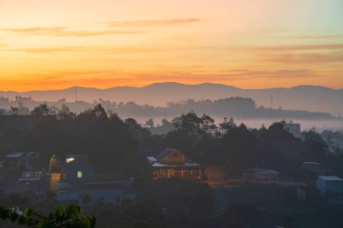 Şafak vakti dağlar. Yazın çok güzel doğal bir manzara. Bao Loc, Vietnam 'daki sisli dağlarda güzel bir gün doğumu.