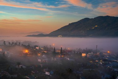 Şafak vakti dağlar. Yazın çok güzel doğal bir manzara. Bao Loc, Vietnam 'daki sisli dağlarda güzel bir gün doğumu.