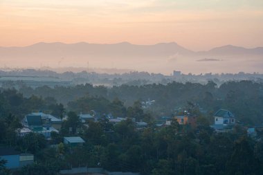 Şafak vakti dağlar. Yazın çok güzel doğal bir manzara. Bao Loc, Vietnam 'daki sisli dağlarda güzel bir gün doğumu.