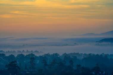 Sis ve bulut vadisi manzarası, Vietnam. Mavi ve turuncu renk