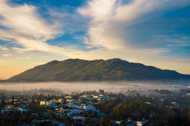 Şafak vakti dağlar. Yazın çok güzel doğal bir manzara. Bao Loc, Vietnam 'daki sisli dağlarda güzel bir gün doğumu.