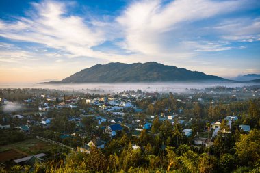 Şafak vakti dağlar. Yazın çok güzel doğal bir manzara. Bao Loc, Vietnam 'daki sisli dağlarda güzel bir gün doğumu.