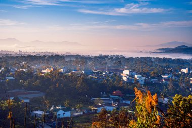 Sabahları dağlar. Yazın çok güzel doğal bir manzara. Bao Loc, Vietnam 'daki sisli dağlarda güzel bir gün doğumu.