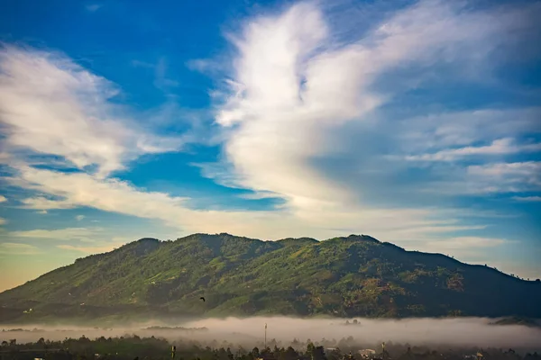 Berge Morgen Schöne Naturlandschaft Sommer Schöner Sonnenaufgang Nebligen Bergen Bao — Stockfoto