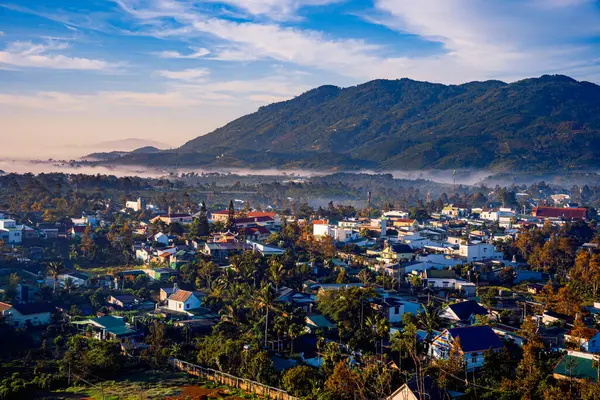 Sabahları dağlar. Yazın çok güzel doğal bir manzara. Bao Loc, Vietnam 'daki sisli dağlarda güzel bir gün doğumu.