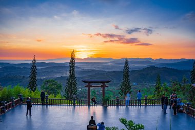 Bao Loc, Vietnam - 02 Mayıs 2023: Vietnam 'ın Bao Loc kasabasındaki Linh Quy Phap Tapınağı' nın çiğ ve ışığıyla çevrili pagoda üzerindeki büyülü şafak. Seyahat kavramı