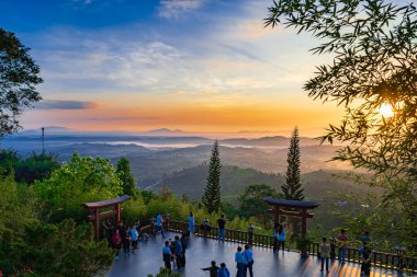 Bao Loc, Vietnam - 02 Mayıs 2023: Vietnam 'ın Bao Loc kasabasındaki Linh Quy Phap Tapınağı' nın çiğ ve ışığıyla çevrili pagoda üzerindeki büyülü şafak. Seyahat kavramı