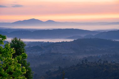 Vietnam 'ın Bao Loc kasabasında, Linh Quy Phap An Tapınağı' nın çiğ ve ışığıyla çevrili, pagoda üzerindeki büyülü şafak. Seyahat kavramı