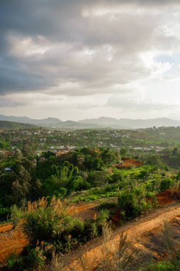 Dai Binh Dağı Vadisi, Bao Loc, Vietnam 'daki dağ manzarasında muhteşem bir günbatımı. Altın güneş, seyahat konsepti