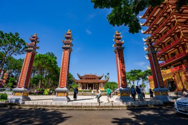 Bao Loc, Vietnam - 01 Mayıs 2023: Bao loc şehri, Lam Dong, Vietnam 'daki Bat Nha Pagoda' nın güzel manzarası.
