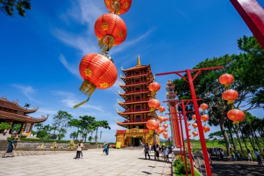Bao Loc, Vietnam - 01 Mayıs 2023: Bao loc şehri, Lam Dong, Vietnam 'daki Bat Nha Pagoda' nın güzel manzarası.