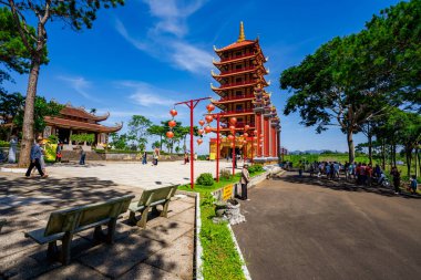 Bao Loc, Vietnam - 01 Mayıs 2023: Bao loc şehri, Lam Dong, Vietnam 'daki Bat Nha Pagoda' nın güzel manzarası.