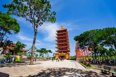 Bao Loc, Vietnam - 01 Mayıs 2023: Bao loc şehri, Lam Dong, Vietnam 'daki Bat Nha Pagoda' nın güzel manzarası.