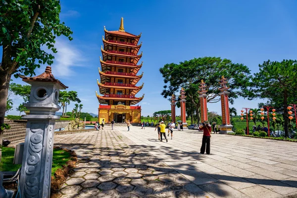 Bao Loc, Vietnam - 01 Mayıs 2023: Bao loc şehri, Lam Dong, Vietnam 'daki Bat Nha Pagoda' nın güzel manzarası.