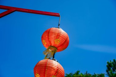 Mavi gökyüzü arkaplanına karşı kırmızı fener