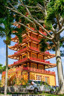 Bao Loc şehrindeki Bat Nha Pagoda 'nın güzel mimarisi, Lam Dong, Vietnam. Seyahat ve din kavramı.