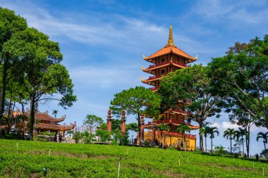 Bao Loc şehrindeki Bat Nha Pagoda 'nın güzel mimarisi, Lam Dong, Vietnam. Seyahat ve din kavramı.