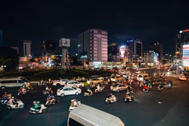 Ho Chi Minh City, Vietnam - 14 Nisan 2023: Ho Chi Minh şehrinin bir sembolü olan dört yüzlü saat kulesiyle Dien Bien Phu kavşağında trafik sıkışıklığı. Arabalardan hafif yol.