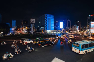 Ho Chi Minh City, Vietnam - 14 Nisan 2023: Ho Chi Minh şehrinin bir sembolü olan dört yüzlü saat kulesiyle Dien Bien Phu kavşağında trafik sıkışıklığı. Arabalardan hafif yol.