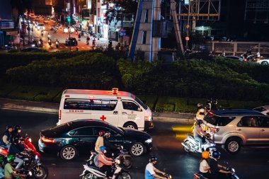 Ho Chi Minh City, Vietnam - 14 Nisan 2023: Ho Chi Minh şehrinin bir sembolü olan dört yüzlü saat kulesiyle Dien Bien Phu kavşağında trafik sıkışıklığı. Arabalardan hafif yol.