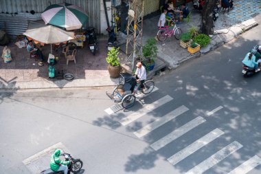 Ho Chi Minh, Viet Nam - 22 Nisan 2023: 5. Bölgedeki cadde manzaralı, Ho Chi Minh şehri, Vietnam. Vatandaş motosikletle taşımacılık