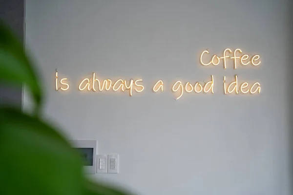 コーヒーショップの白い壁に黄色のネオンサイン — ストック写真