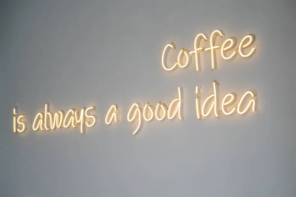 Kahve Dükkanının Beyaz Duvarında Sarı Neon Bir Tabela — Stok fotoğraf
