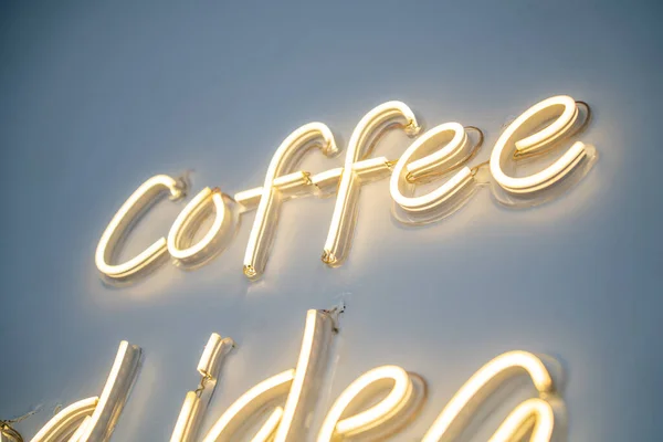 Een Geel Neon Bord Witte Muur Bij Coffeeshop — Stockfoto