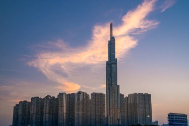 Landmark 81 'de gün batımı sıcak güneş ışığı altında. Vietnam 'daki en yüksek kule..