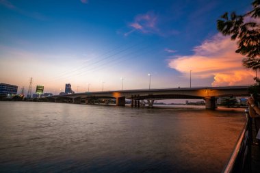 Ho Chi Minh, Viet Nam - 22 Nisan 2023: Landmark 81 'de gün batımı ılık güneş ışığı ile. Vietnam 'daki en yüksek kule..