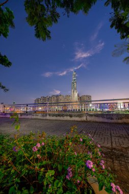 Ho Chi Minh, Viet Nam - 22 Nisan 2023: Landmark 81 'de ılık güneş ışığıyla gece. Vietnam 'daki en yüksek kule..