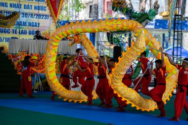 Ho Chi Minh, Viet Nam - 22 Nisan 2023: Ejderha dansı, yarışmada yeni yılı kutlayın. Parkta.