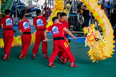 Ho Chi Minh, Viet Nam - 22 Nisan 2023: Ejderha dansı, yarışmada yeni yılı kutlayın. Parkta.