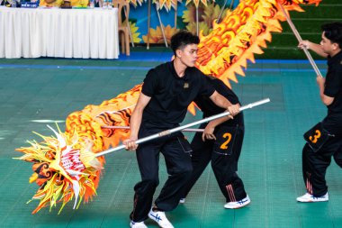 Ho Chi Minh, Viet Nam - 22 Nisan 2023: Ejderha dansı, yarışmada yeni yılı kutlayın. Parkta.