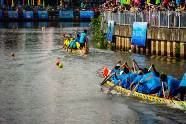 Ho Chi Minh, Viet Nam - 23 Nisan 2023: Khmer halkının geleneksel Ngo tekne yarışı festivalinde tekne yarışlarının bulanık hareketi