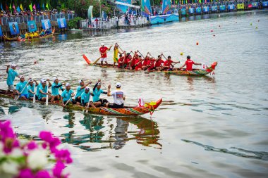 Ho Chi Minh, Viet Nam - 23 Nisan 2023: Khmer halkının geleneksel Ngo tekne yarışı festivalinde tekne yarışlarının bulanık hareketi