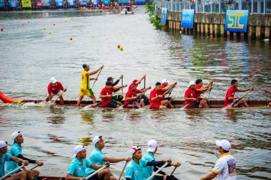 Ho Chi Minh, Viet Nam - 23 Nisan 2023: Khmer halkının geleneksel Ngo tekne yarışı festivalinde tekne yarışlarının bulanık hareketi