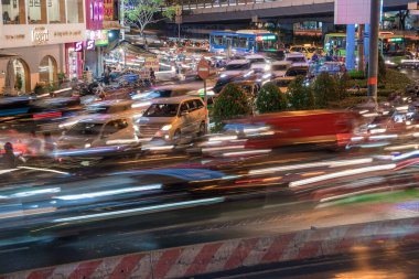 Ho Chi Minh, Viet Nam - 24 Nisan 2023: Vietnamlılar yoğun yağmur ve trafik sıkışıklığında insanları taçlandırdı. Saygon, Vietnam 'da yağmur mevsimi.
