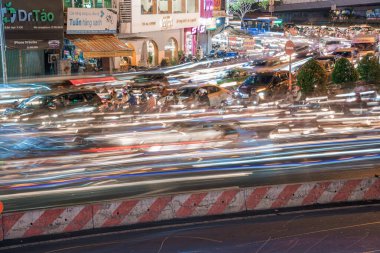 Ho Chi Minh, Viet Nam - 24 Nisan 2023: Vietnamlılar yoğun yağmur ve trafik sıkışıklığında insanları taçlandırdı. Saygon, Vietnam 'da yağmur mevsimi.