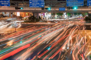 Ho Chi Minh, Viet Nam - 24 Nisan 2023: Vietnamlılar yoğun yağmur ve trafik sıkışıklığında insanları taçlandırdı. Saygon, Vietnam 'da yağmur mevsimi.