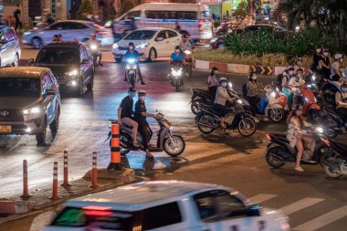 Ho Chi Minh, Viet Nam - 24 Nisan 2023: Vietnamlılar yoğun yağmur ve trafik sıkışıklığında insanları taçlandırdı. Saygon, Vietnam 'da yağmur mevsimi.