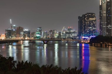 Ho Chi Minh, Viet Nam - 28 Nisan 2023: Saigon nehri ışığı boyunca uzanan gelişim binaları ile Ho Chi Minh şehrinin 1.