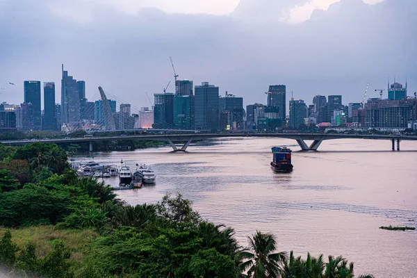 越南胡志明 2023年4月28日 位于81号地标的日落景观 它是一座超高的摩天大楼和西贡大桥 沿西贡河的开发大楼平缓下来 — 图库照片