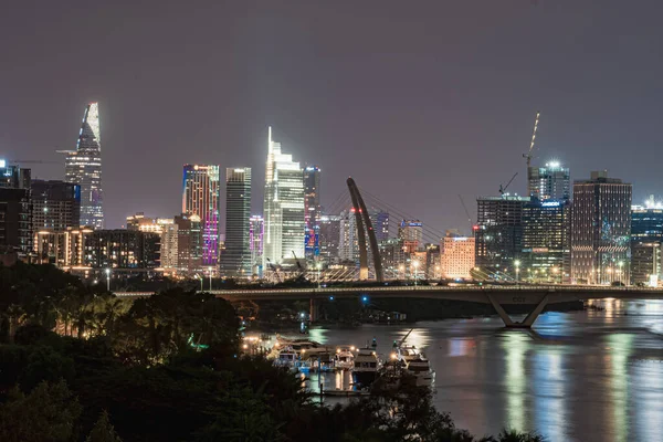 越南胡志明市 2023年4月28日 胡志明市1号楼的夜景 沿西贡河一带的开发大楼平缓下来 — 图库照片